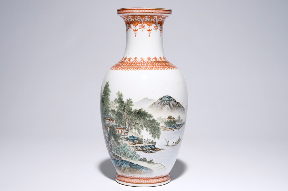 Un vase en porcelaine de Chine polychrome &agrave; d&eacute;cor de paysages et calligraphie, 20&egrave;me
