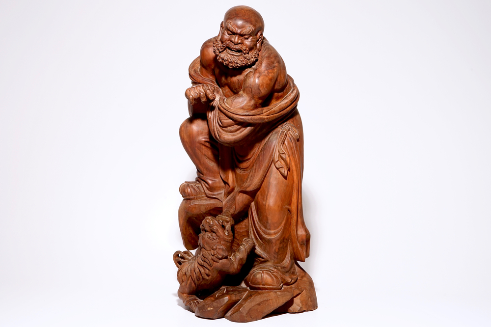 Une grande figure en bois sculpt&eacute; de Daruma, Japon, 20&egrave;me