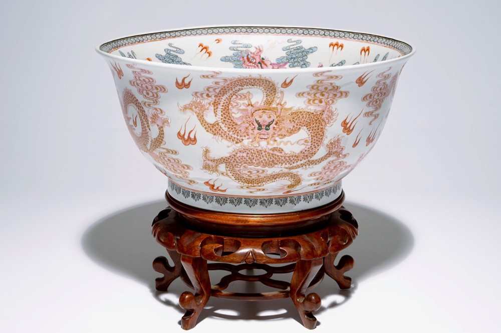 Un grand bol en porcelaine de Chine famille rose aux dragons sur socle en bois, 20&egrave;me
