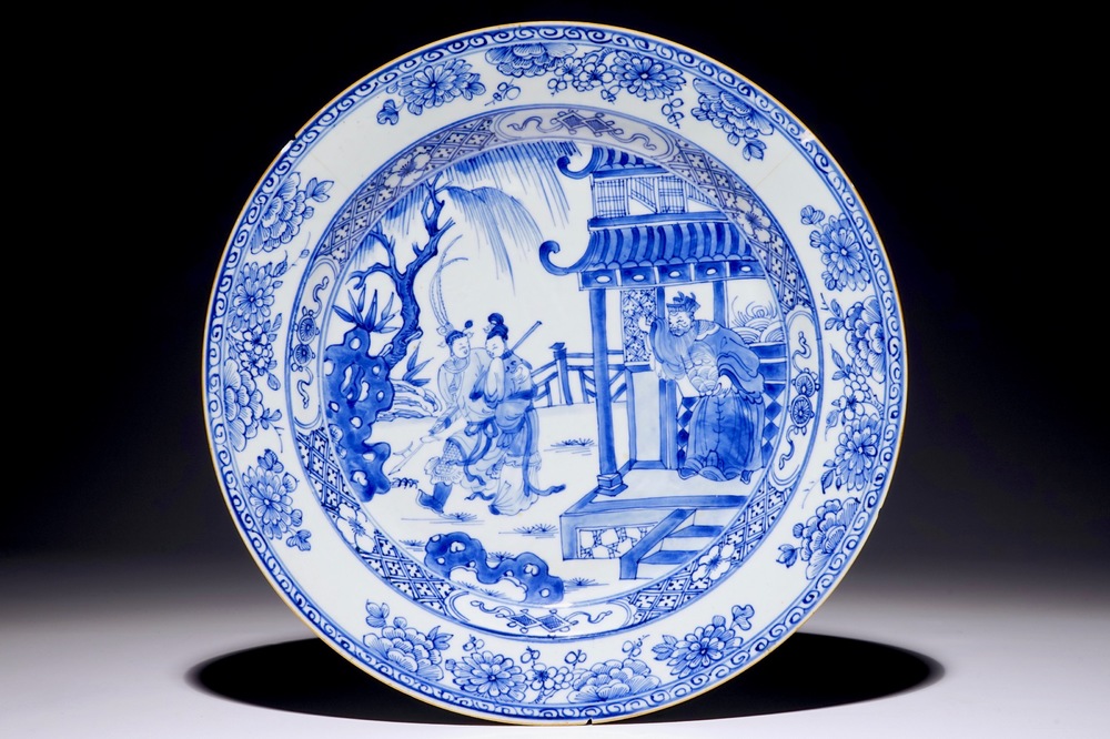 Un plat en porcelaine de Chine bleu et blanc &agrave; d&eacute;cor de &quot;La Romance de la chambre de l'Ouest&quot;, Yongzheng
