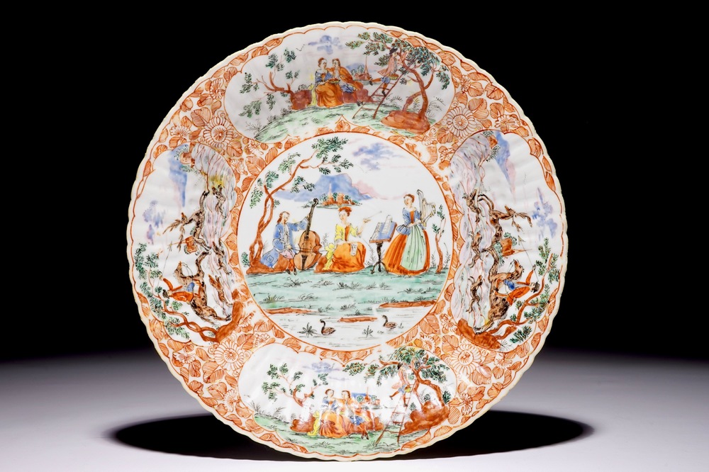 Un plat en porcelaine de Chine surd&eacute;cor&eacute; de type Amsterdams bont &agrave; d&eacute;cor de musiciens et chasseurs, Qianlong