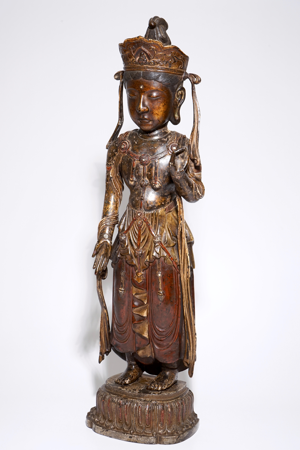 Un grand mod&egrave;le de Bodhisattva en bronze laqu&eacute; et dor&eacute;, prob. Cor&eacute;e, Goryeo/Joseon, 14-16&egrave;me