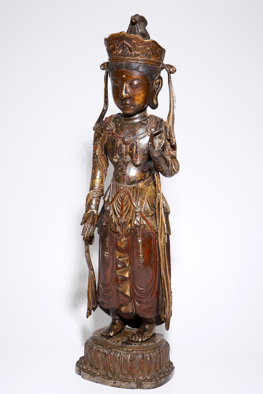 Een grote vergulde en gelakte bronzen Bodhisattva, wellicht Korea, Goryeo/Choson, 14-16e eeuw