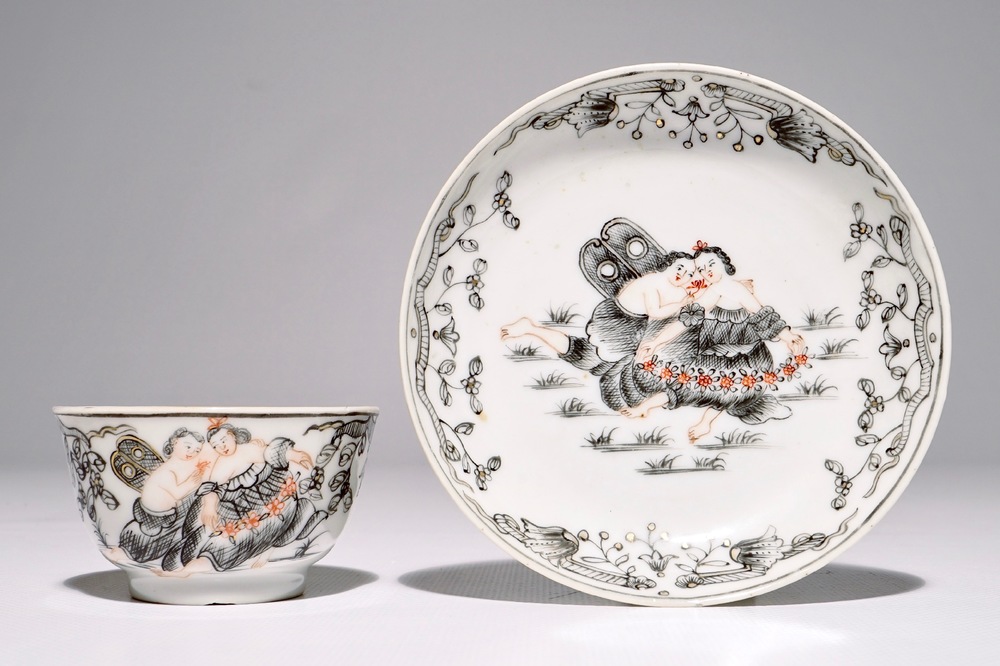 Une tasse et soucoupe &agrave; d&eacute;cor romantique en porcelaine de Chine grisaille, dor&eacute; et rouge de fer, Qianlong