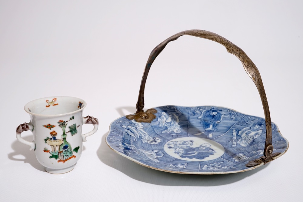 A Chinese blue and white immortal plate and a famille verte double handle cup, Kangxi