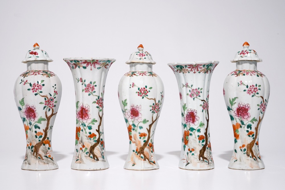 Une garniture de cinq pi&egrave;ces en porcelaine de Chine famille rose &agrave; d&eacute;cor floral, Qianlong