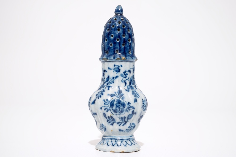 Un saupoudroir en fa&iuml;ence de Delf bleu et blanc &agrave; d&eacute;cor floral, 18&egrave;me