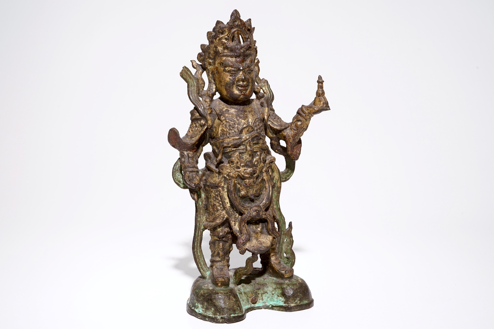 Een grote Chinese verguld bronzen figuur met sporen van polychromie, Ming