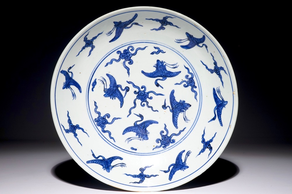 Een Chinese blauw-witte schotel met kraanvogels, Ming, Jiajing