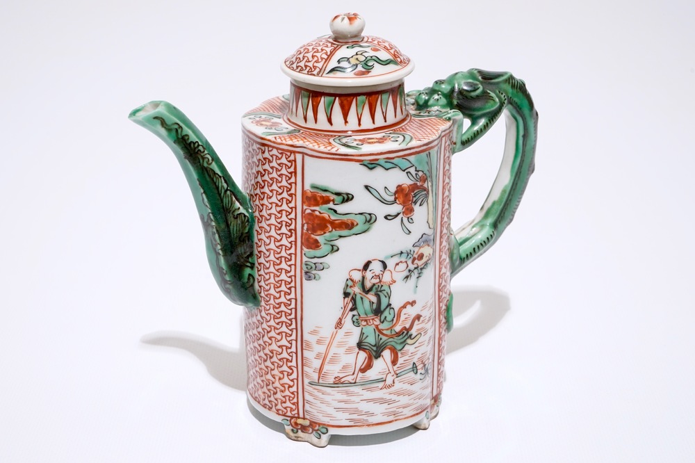 Un pot &agrave; vin avec anse en forme de dragon en porcelaine de Chine wucai, &eacute;poque Transition