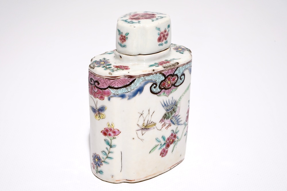 Une bo&icirc;te &agrave; th&eacute; hexagonale en porcelaine de Chine famille rose, Qianlong