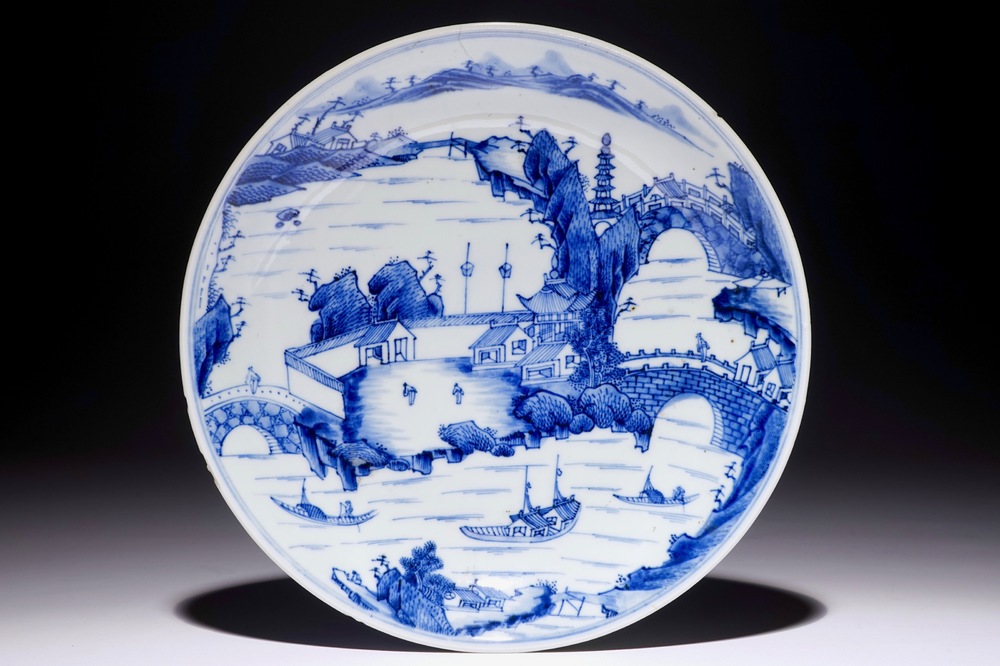 Een bijzonder fijn Chinees blauw-wit bord met landschapsdecor, Kangxi, ca. 1670