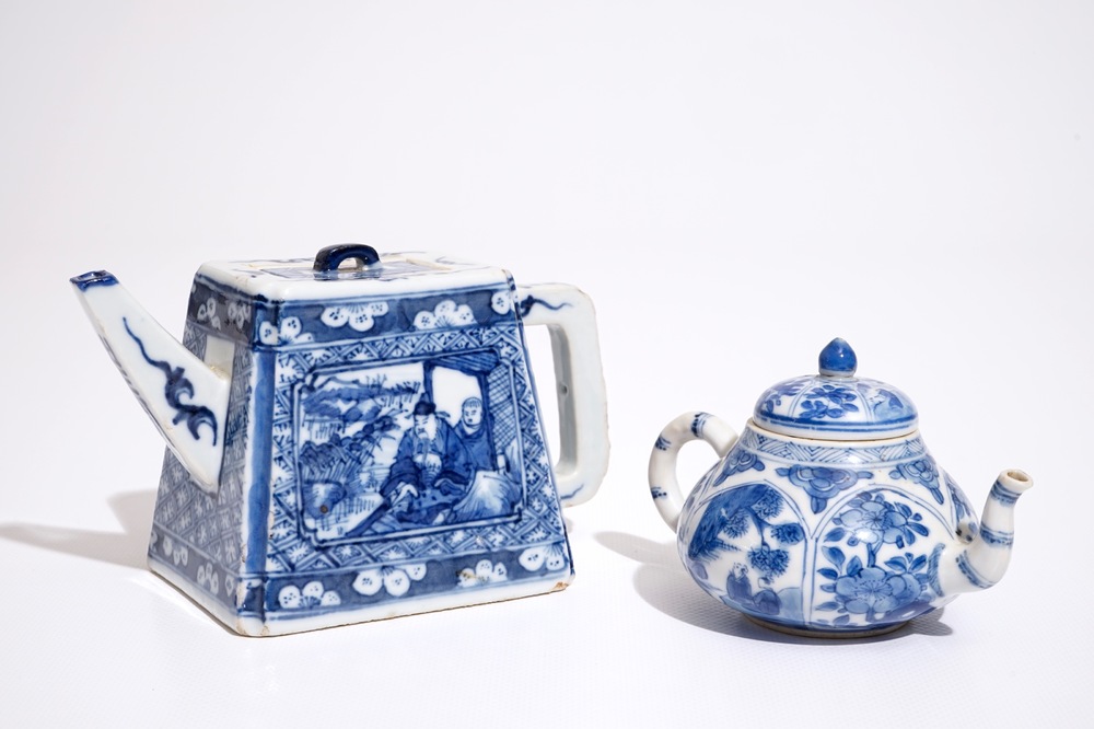 Een Chinese blauw-witte theepot met deksel, 19e eeuw en een Chinese blauw-witte theepot met deksel, Kangxi