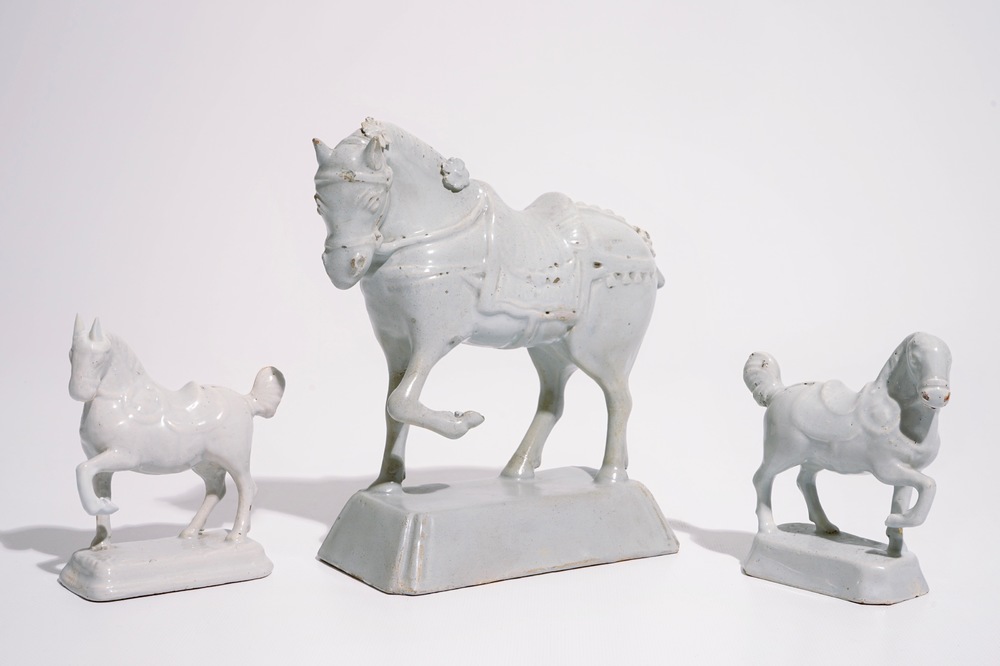 Trois mod&egrave;les de chevaux en fa&iuml;ence de Delft blanc monochrome, 18&egrave;me