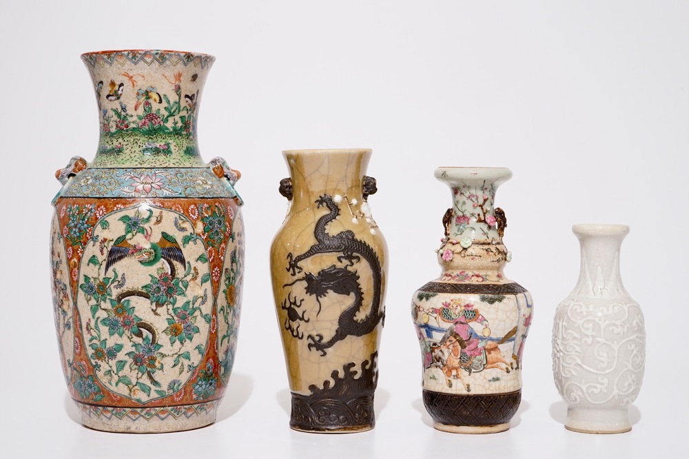 Een lot van vier diverse Nanking vazen, 19e eeuw