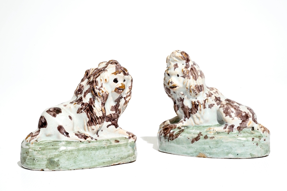 Une paire de chiens en fa&iuml;ence de Bruxelles polychrome, 18&egrave;me