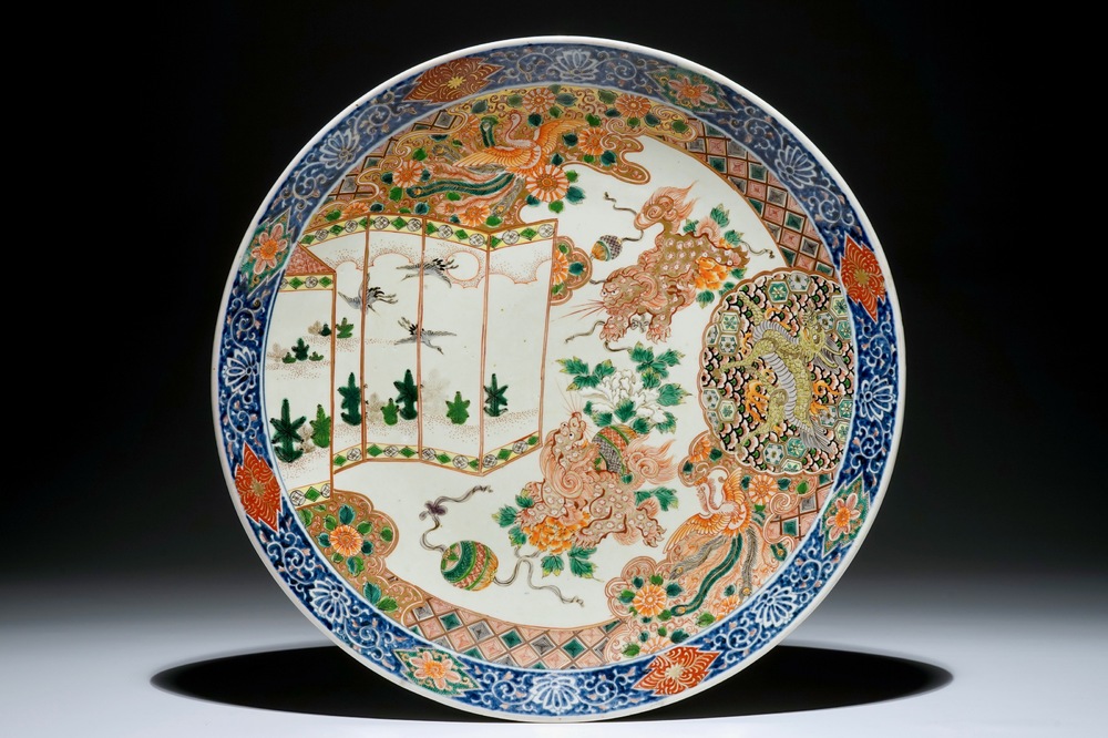 Un grand plat en porcelaine de Japon d'Arita aux &ecirc;tres mythiques, 19&egrave;me