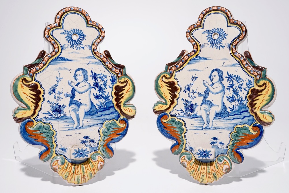 Une paire d'appliques en fa&iuml;ence polychrome de Delft, Makkum, 19/20&egrave;me