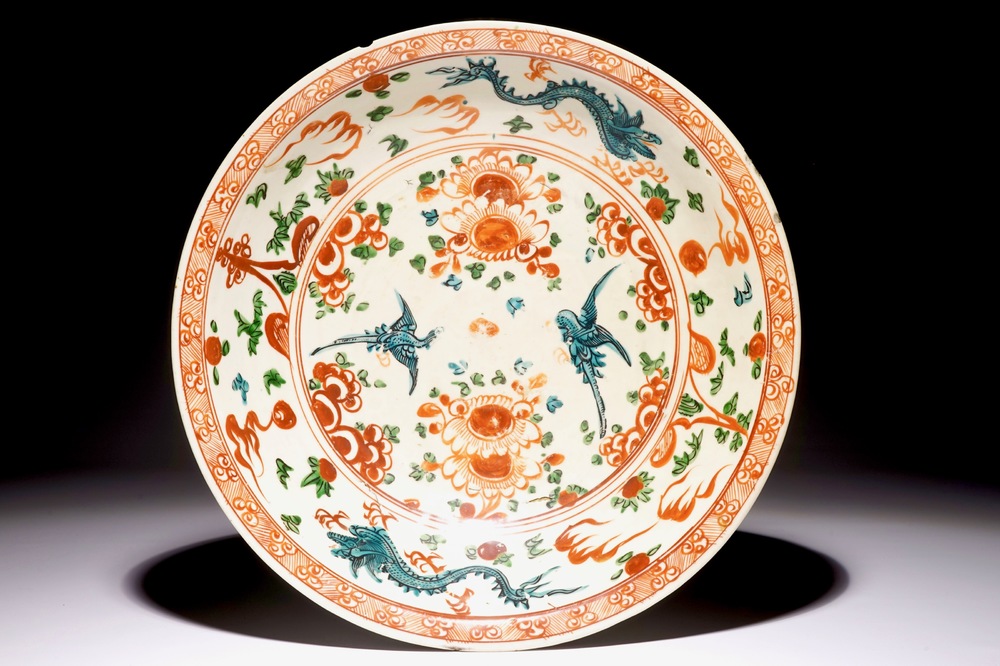 Un plat en porcelaine de Chine, dit de Swatow, &agrave; d&eacute;cor d'oiseaux et dragons, Ming