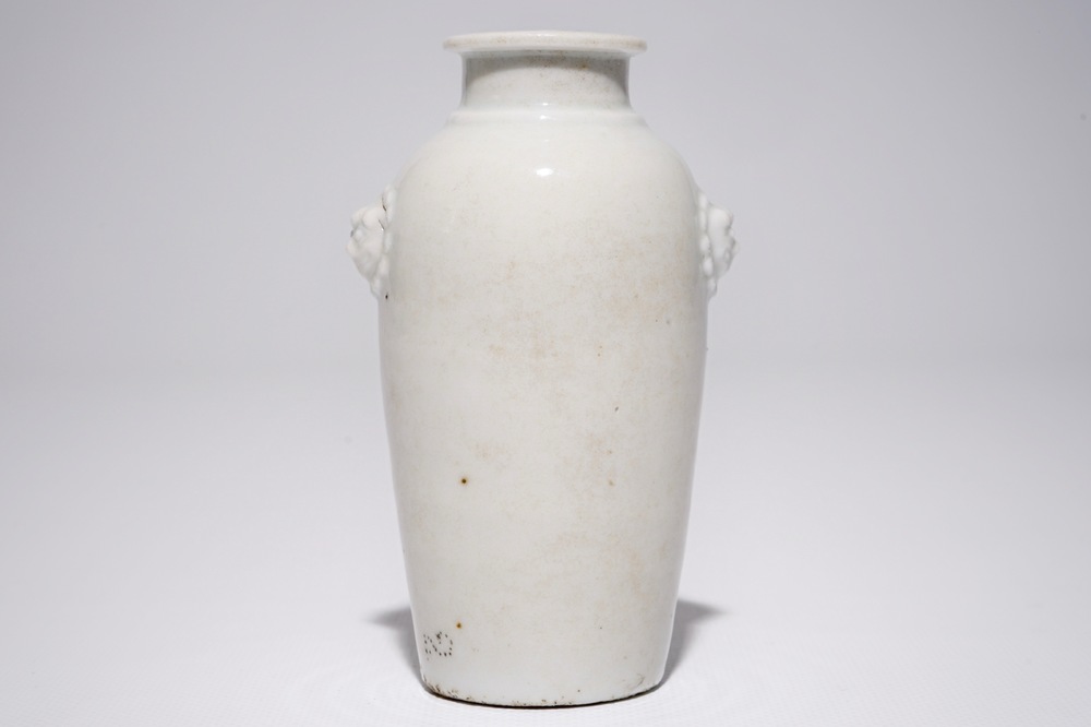 Un vase en porcelaine blanc de Chine aux anses en forme de t&ecirc;te de lion, Kangxi
