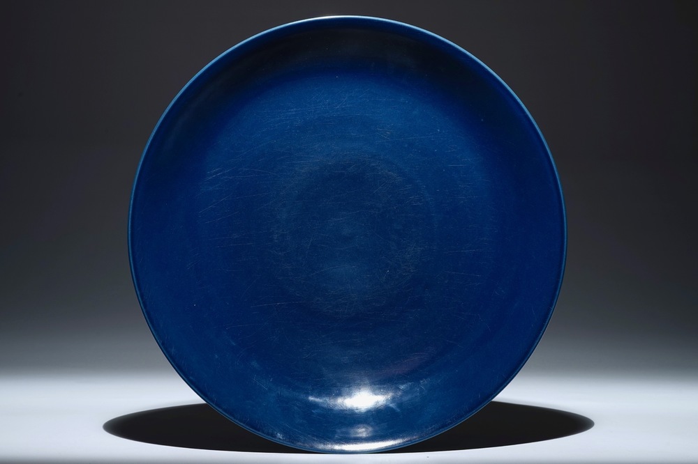 Een Chinese monochrome blauwe schotel, Kangxi