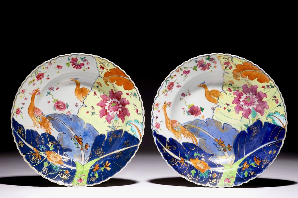 Une paire d'assiettes profondes en porcelaine de Chine &agrave; d&eacute;cor pseudo feuille de tabac, Qianlong