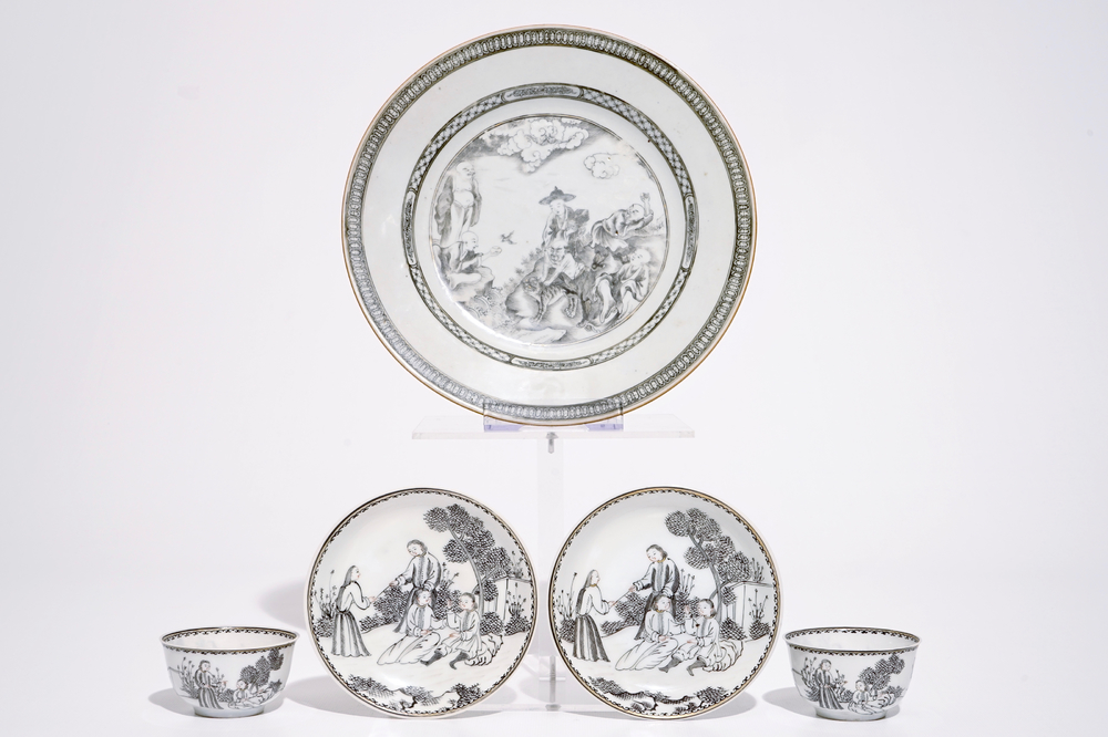 Une assiette en porcelaine de Chine grisaille avec Luohan et un tigre et deux tasses et soucoupes, Qianlong