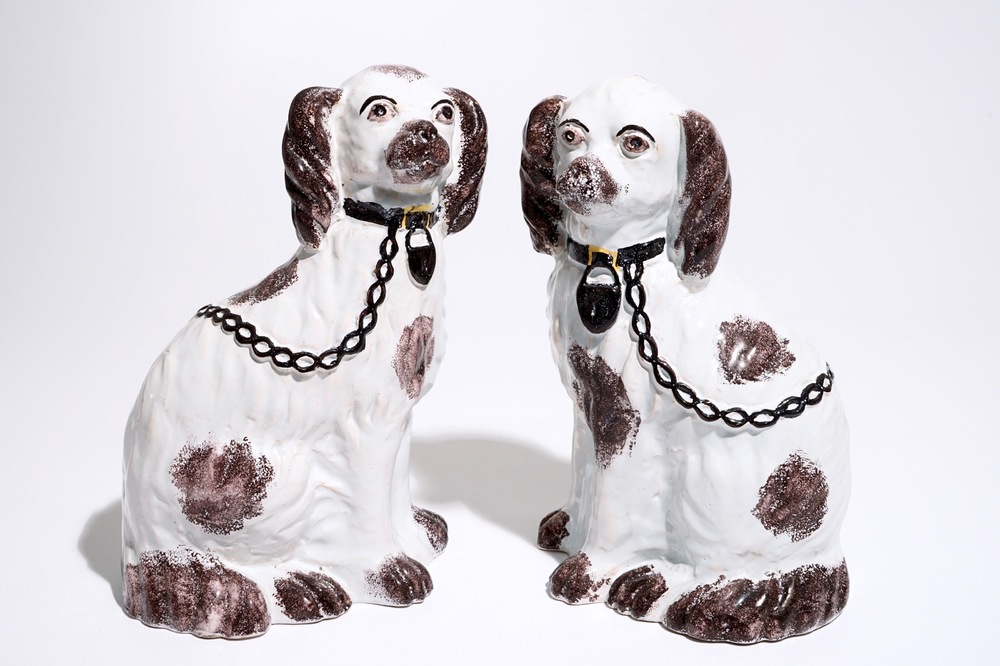 Une paire de chiens en fa&iuml;ence de style Staffordshire, prob. France, 18/19&egrave;me