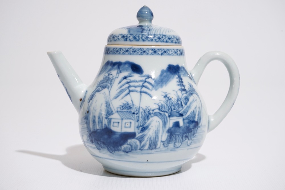 Een Chinese blauw-witte theepot met een fijn landschap, Yongzheng/Qianlong