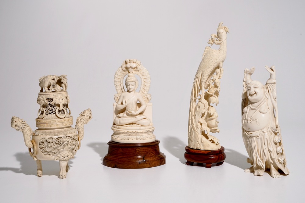 Quatre pi&egrave;ces en ivoire sculpt&eacute; incl. un br&ucirc;le-parfum et un mod&egrave;le de Bouddha, Chine et Inde, fin du 19&egrave;me/d&eacute;but du 20&egrave;me