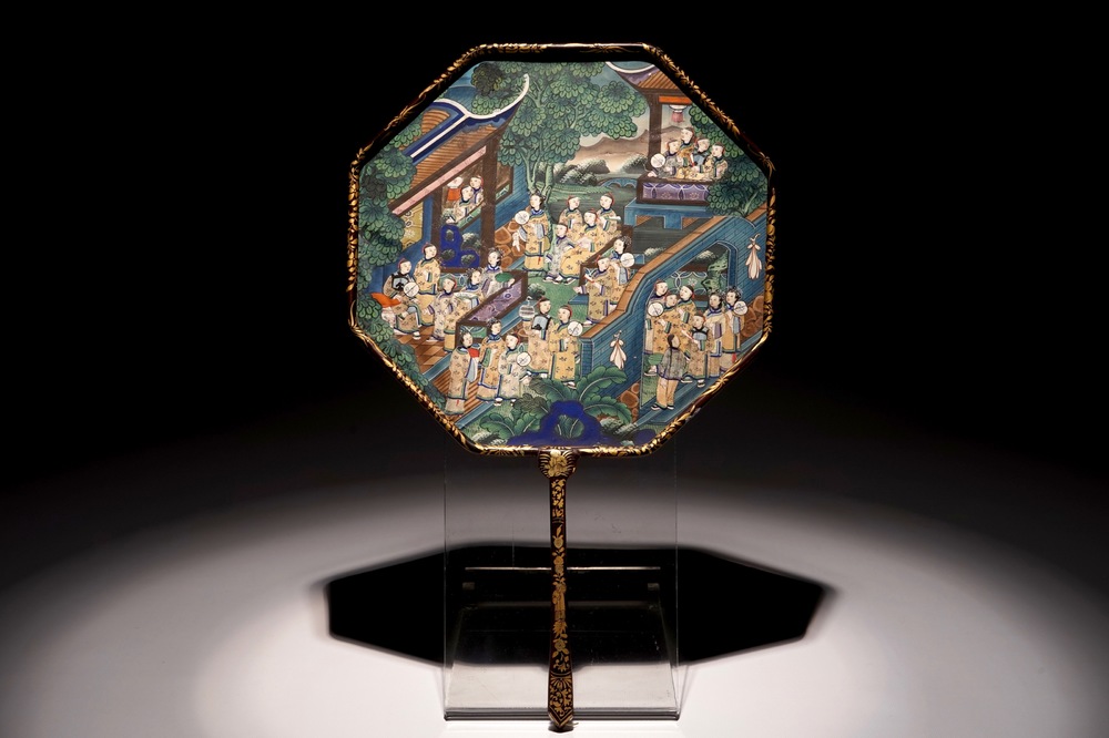 Een Chinese octagonale waaier in papier, ivoor en gelakt hout, Canton, 19e eeuw