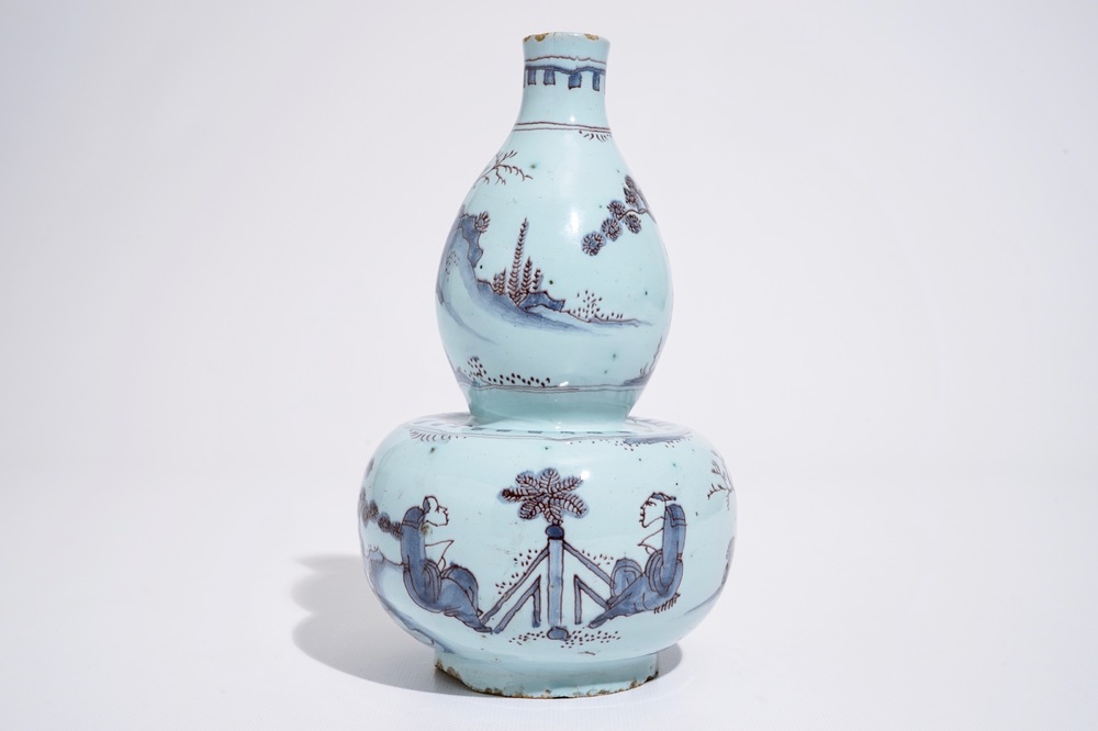 Een Delftse kalebasvaas met chinoiseriedecor in blauw en mangaan, eind 17e eeuw