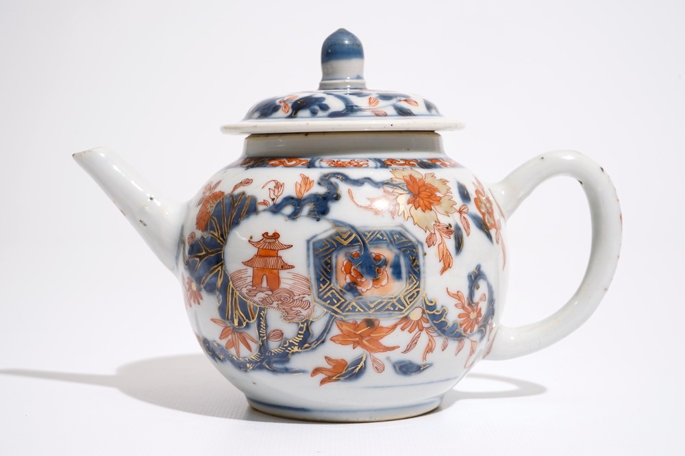 Une th&eacute;i&egrave;re et son couvercle en porcelaine de Chine de style Imari, Qianlong