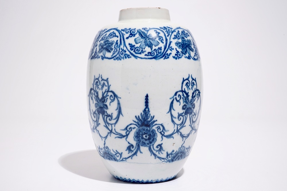 Een blauw-witte Delftse pot met ornamentaal chinoiseriedecor, eind 17e eeuw