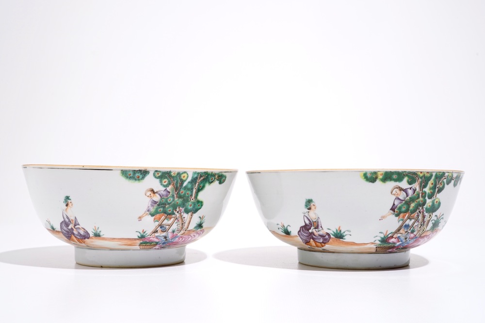 Une paire de bols en porcelaine de Chine famille rose &agrave; la cueillette des cerises, Qianlong