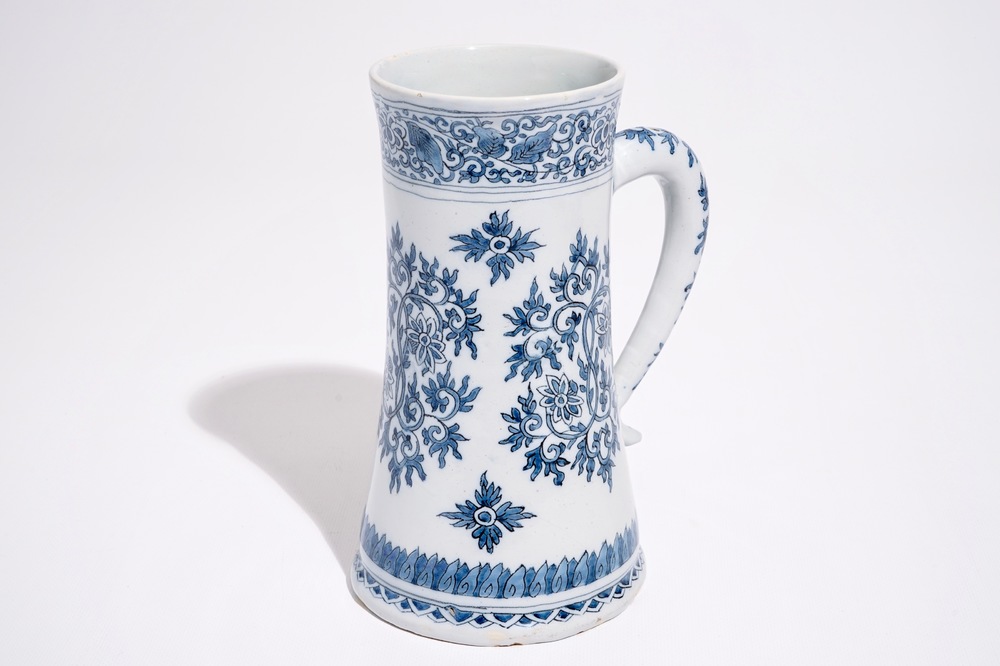 A Dutch Delft blue and white mug with lotus scrolls in Ming-style, late 17th C.