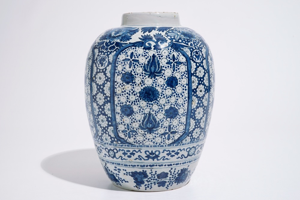 Een blauw-witte Delftse pot met chinoiseriedecor, 17e eeuw