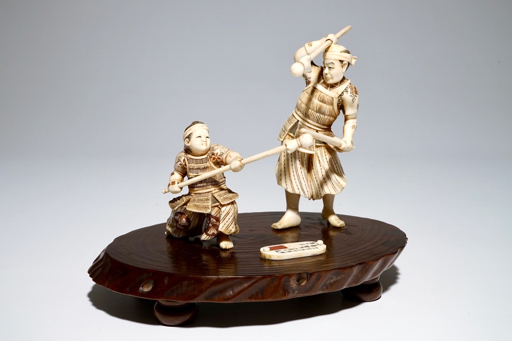 Un groupe d&rsquo;un soldat et son &eacute;l&egrave;ve en ivoire sur socle en bois, Japon, Meiji, sign&eacute;