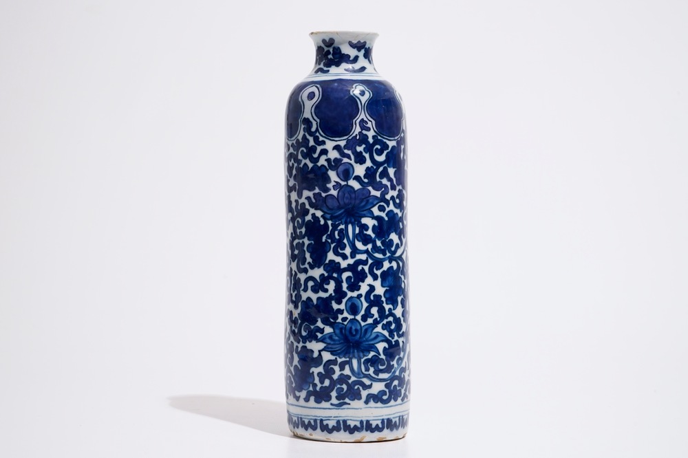 Un vase rouleau en fa&iuml;ence de Delft aux rinceaux de lotus de style Ming, ca. 1700