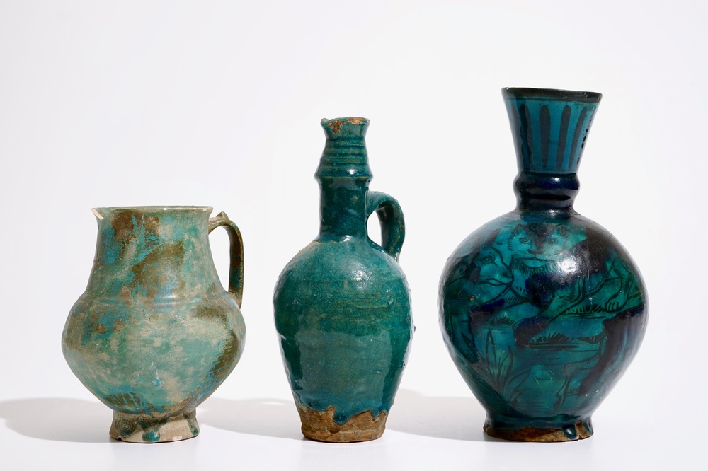 Drie islamitische turquoise geglazuurde kruiken, w.o. Raqqa en Iran, 14e eeuw en later