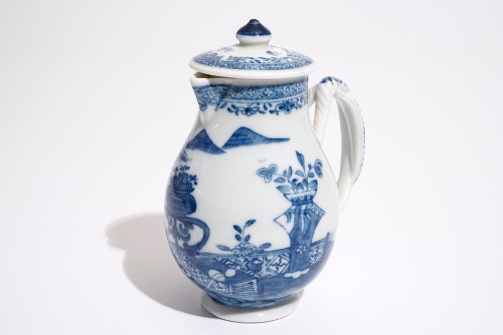 Een Chinees blauw-wit melkkannetje met deksel en gedraaid oor, Qianlong