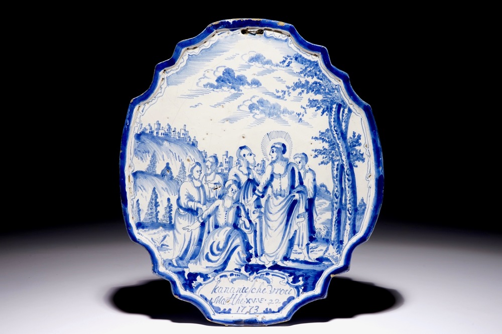 Une plaque en fa&iuml;ence de Delft bleu et blanc &agrave; d&eacute;cor religieux, 18&egrave;me