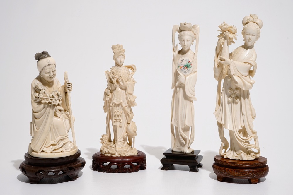 Vier Chinese ivoren vrouwelijke figuren op houten stand, eind 19/begin 20e eeuw