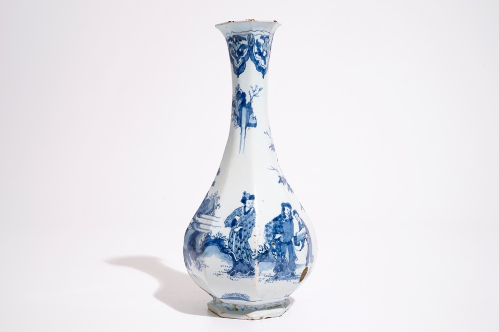 Een blauw-witte flesvormige chinoiserie vaas in Delftse stijl, Frankfurt of Nevers, 17e eeuw
