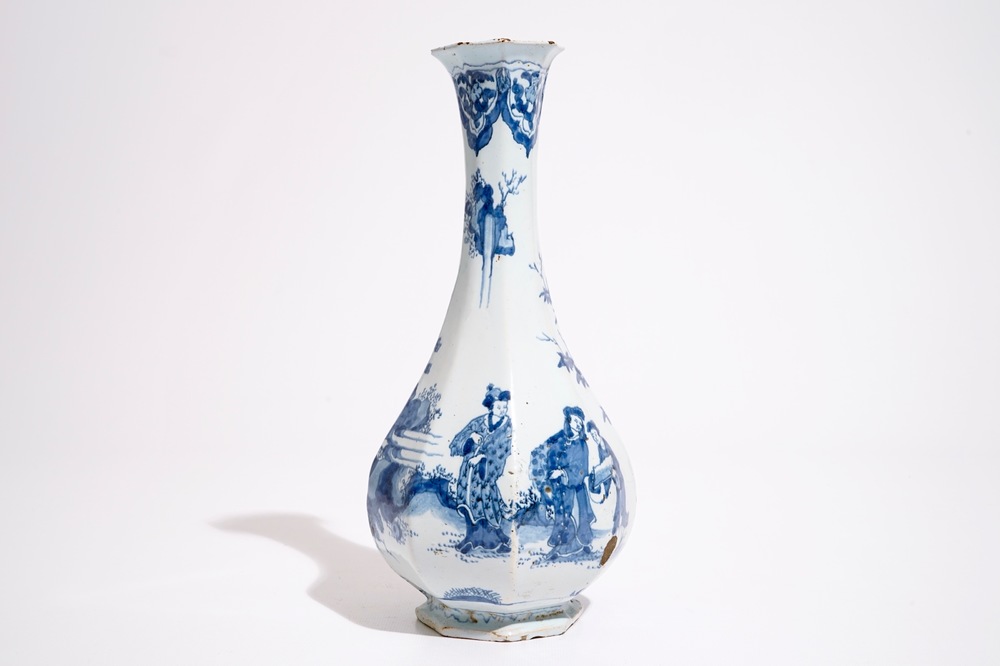 Un vase de forme bouteille en fa&iuml;ence de style Delft &agrave; d&eacute;cor de chinoiserie en bleu et blanc, Francfort ou Nevers, 17&egrave;me