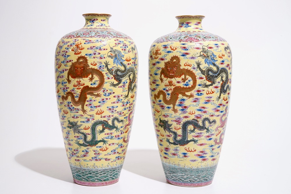 Une paire de vases meiping en porcelaine de Chine &agrave; d&eacute;cor de dragons sur fond jaune, marque de Qianlong, 20&egrave;me
