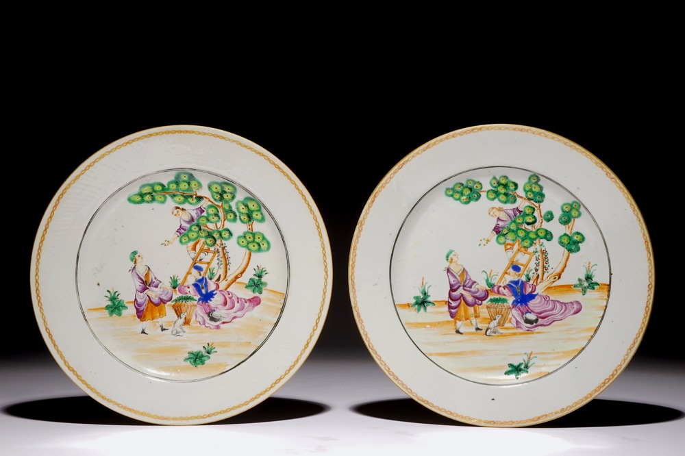 Une paire de grandes assiettes en porcelaine de Chine famille rose &agrave; la cueillette des cerises, Qianlong