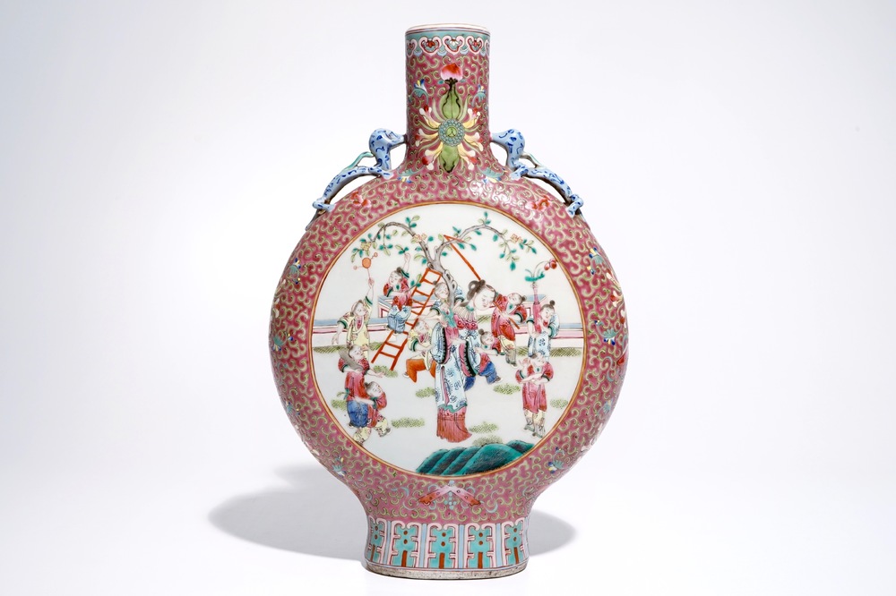 Een grote Chinese famille rose moonflask met decor van personages, 19/20e eeuw