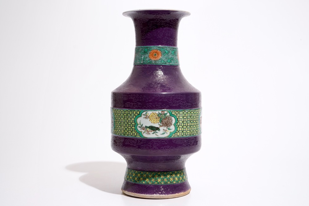 Un vase en porcelaine de Chine &agrave; d&eacute;cor incis&eacute; de dragons sur fond pourpre, 19/20&egrave;me