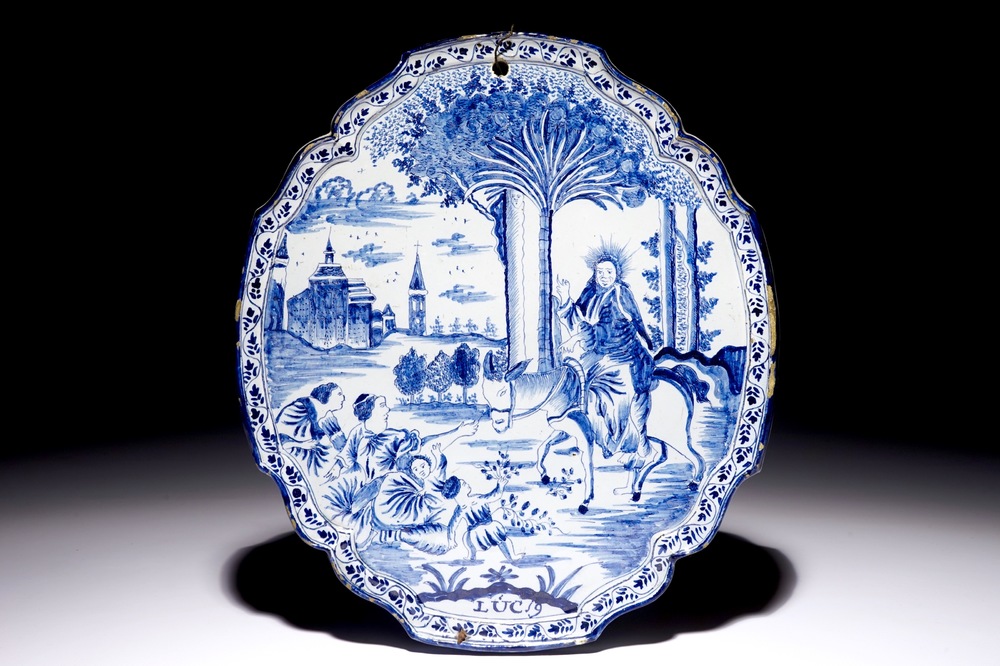 Une plaque en fa&iuml;ence de Delft bleu et blanc &agrave; d&eacute;cor religieux, 18&egrave;me